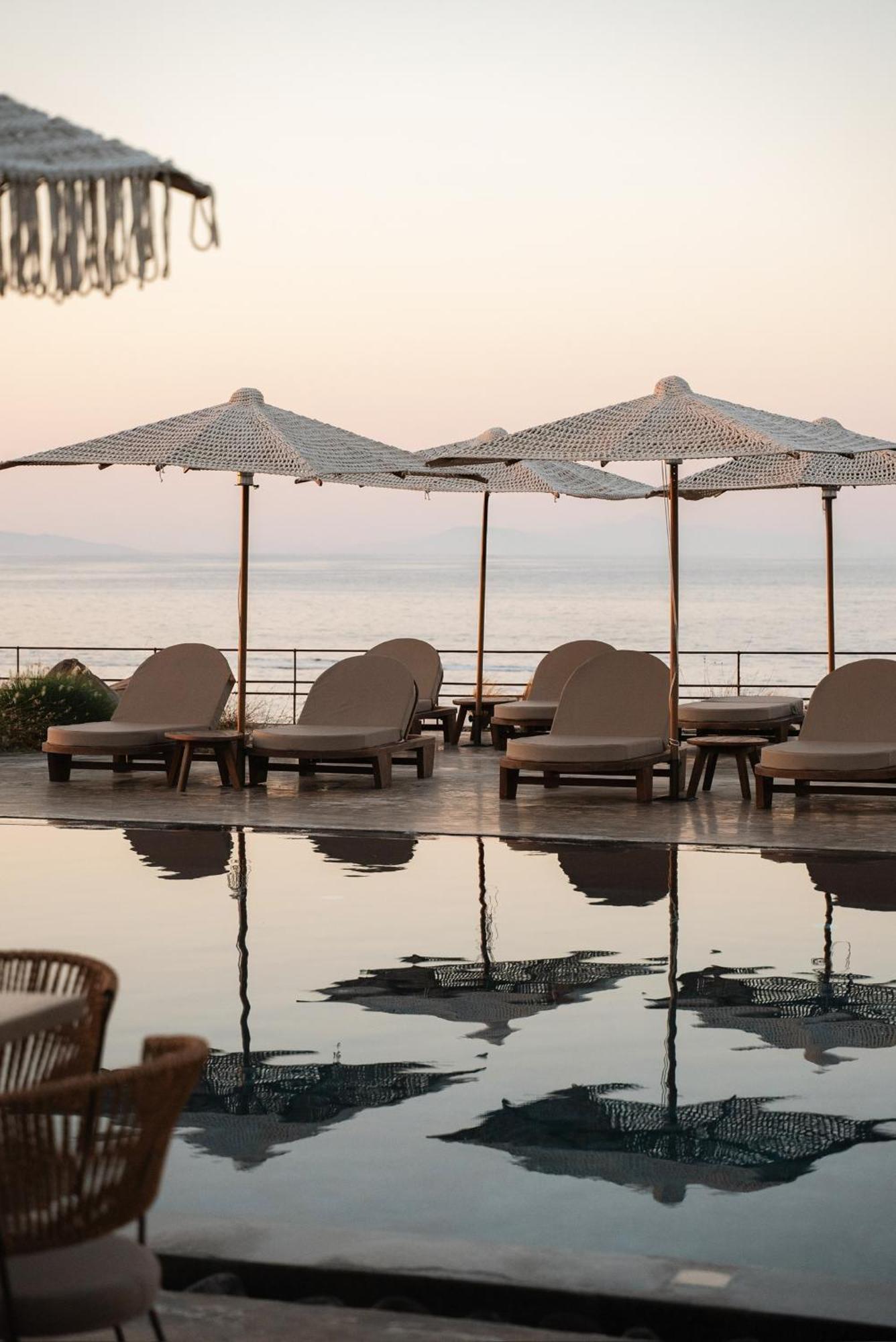 Colombos Beachfront Foinikia  Exterior photo